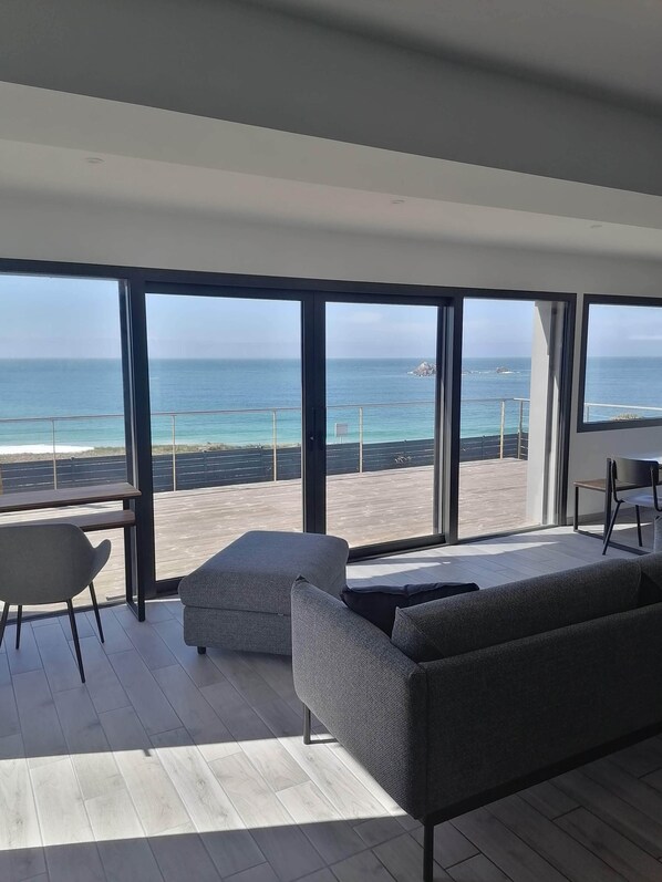 Fernseher, Kamin, DVD-Player, Bücher