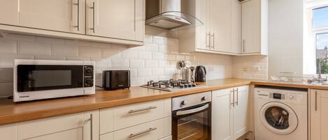 Comfort Apartment, 2 Bedrooms | Private kitchen | Fridge, microwave, oven, dishwasher