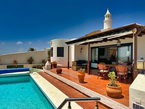 Una piscina al aire libre, una piscina climatizada