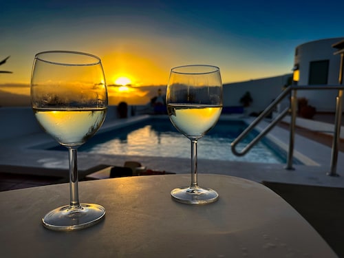 Spectacular rental home - Ocean and mountain view. Heated pool. Sleeps 6