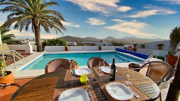 Een buitenzwembad, een verwarmd zwembad