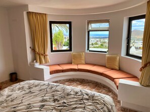 3 chambres, coffres-forts dans les chambres, lit parapluie