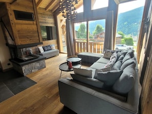 TV, fireplace - Luxury chalet in Les Gets with hot tub and pets allowed, close to slopes (Les Gets)