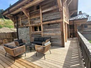 Terrace/patio - Luxury chalet in Les Gets with hot tub and pets allowed, close to slopes (Les Gets)