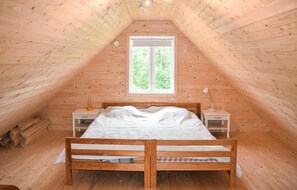 2 bedrooms, travel crib, free WiFi
