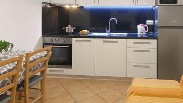 Køleskab, ovn, kogeplade, opvaskemaskine