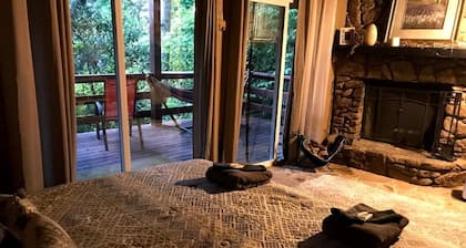 HOT TUB, Unique A-Frame Cabin, Walk to ski resort