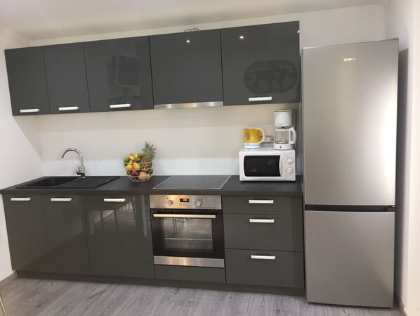 Apartamento | Cozinha privada | Geladeira, micro-ondas, fogão, cooktop