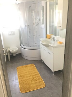 Departamento | Baño | Regadera, secadora de cabello, toallas 
