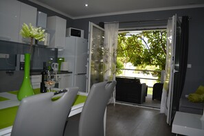 Appartement | Salle de bain | Douche, sèche-cheveux, serviettes fournies