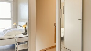 Una camera da letto con un letto, comodini, una lampada e un armadio.