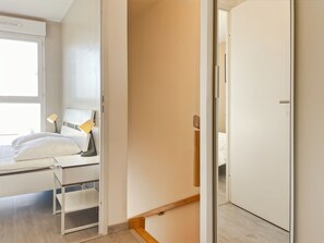 4 bedrooms, iron/ironing board, free WiFi