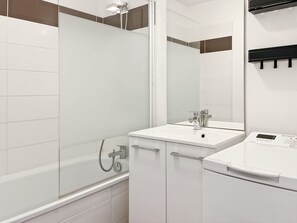 Badewanne, Haartrockner, Seife, Shampoo