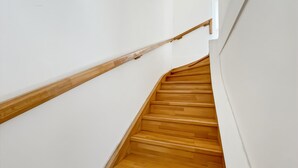 Una scala in legno con pareti bianche.