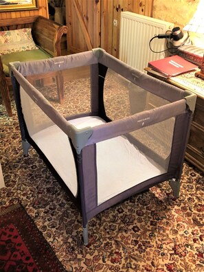 1 habitación, tabla de planchar con plancha, cuna de viaje y wifi 