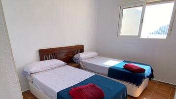 4 slaapkamers, een strijkplank/strijkijzer, gratis wifi, beddengoed