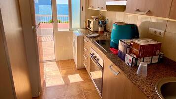 Een koelkast, een magnetron, een oven, een blender