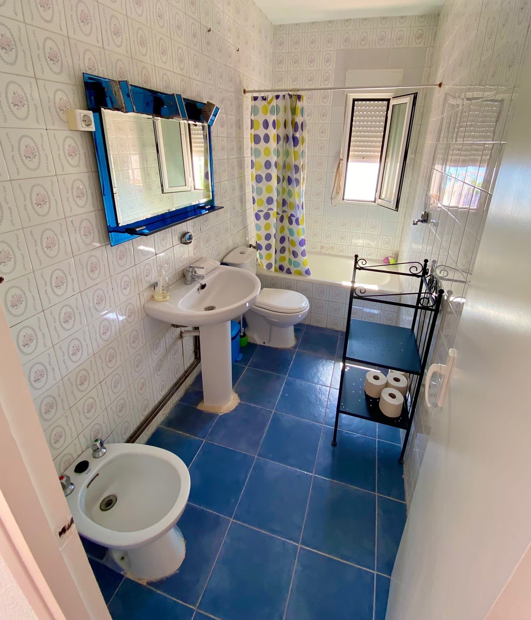 Een bad/douchecombinatie, een haardroger, een bidet, handdoeken