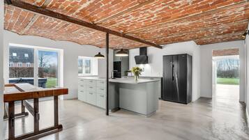 Køleskab, kogeplade, opvaskemaskine, kaffe-/temaskine