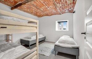 7 bedrooms, travel cot, free WiFi