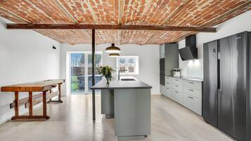 Køleskab, kogeplade, opvaskemaskine, kaffe-/temaskine