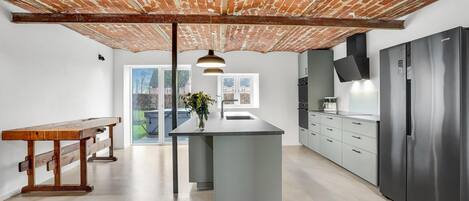 Geladeira, cooktop, lava-louças, cafeteira/chaleira