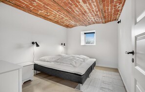 7 bedrooms, travel cot, free WiFi