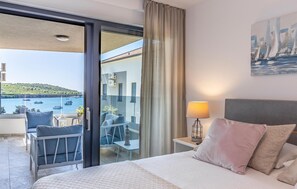 2 bedrooms, travel cot, free WiFi, bed sheets