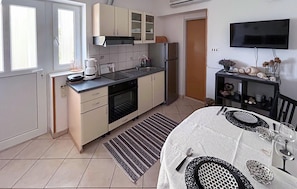 Fridge, oven, stovetop, coffee/tea maker
