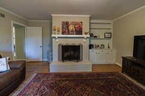 Smart TV, fireplace, books - Modern 4 Bedroom pets welcome sleeps 8 (Greensboro)