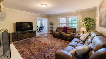 Smart TV, chimenea, libros