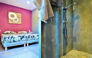 Een bad/douchecombinatie, een haardroger