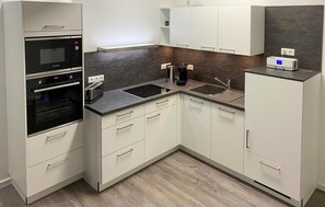 Kühlschrank, Herdplatte, Geschirrspüler