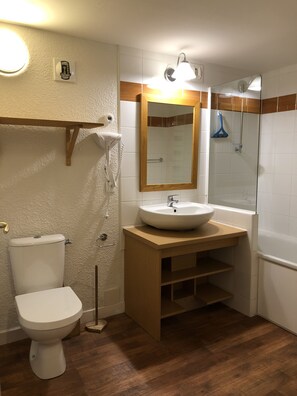 Baignoire, sèche-cheveux