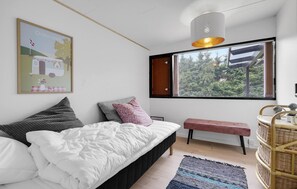 4 bedrooms, free WiFi - 4 bedroom amazing home in Væggerløse (Væggerløse)