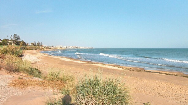 A beach with a sandy path leading to the water, grassy dunes, and a clear blue sky. - Beautiful apartment in S. Croce Camerina RG (S. Croce Camerina RG)