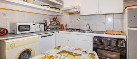 Fridge, oven, dishwasher, coffee/tea maker