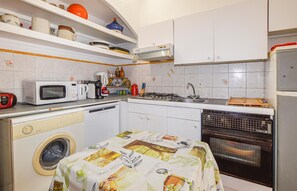 Kühlschrank, Ofen, Geschirrspüler, Wasserkocher mit Kaffee-/Teezubehör