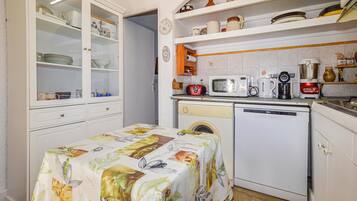 Réfrigérateur, four, lave-vaisselle, cafetiÚre/bouilloire