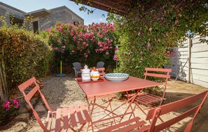 Outdoor dining - 1 bedroom awesome home in Venzolasca (Venzolasca)