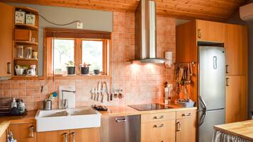 Køleskab, ovn, opvaskemaskine, kaffe-/temaskine