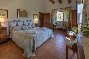 2 bedrooms, travel crib, free WiFi, bed sheets