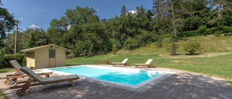 Una piscina al aire libre