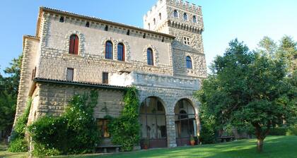 Cottage with swimming pool, veranda, garden and private parking