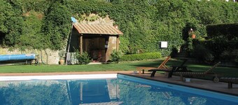 Cottage with swimming pool, veranda, garden and private parking