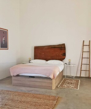 5 bedrooms, iron/ironing board, free WiFi, bed sheets