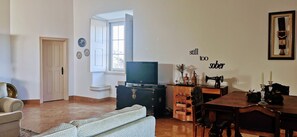 Téléviseur connecté, foyer, jeux vidéo, livres