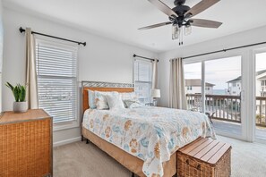 2 slaapkamers, een bureau, een strijkplank/strijkijzer, reisbedje