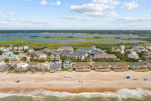 بالقرب من الشاطئ