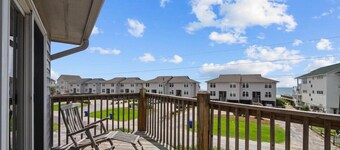 Oceanview Townhouse w/ Pool - Newly Renovated